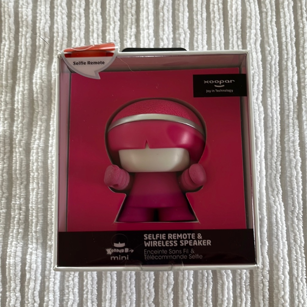 Mini wireless selfie remote and spreader